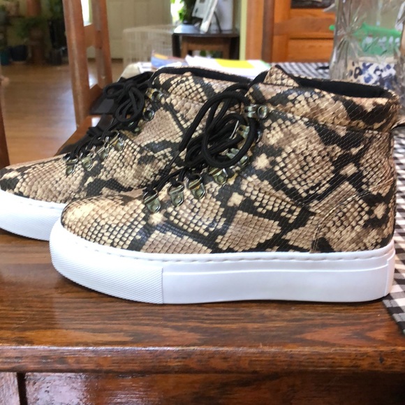 High top tennis shoes - Picture 1 of 2